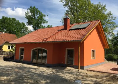 Oranges Haus mit Satteldach