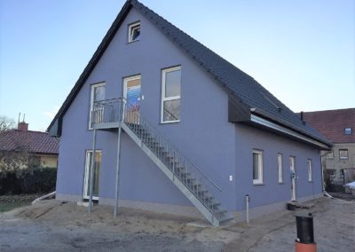 Blaues Satteldach-Haus mit Außentreppe