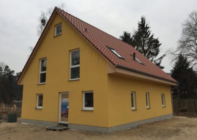 Gelbes Massivhaus mit Satteldach