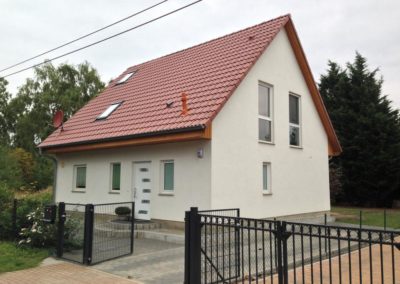 Haus mit rotem Satteldach